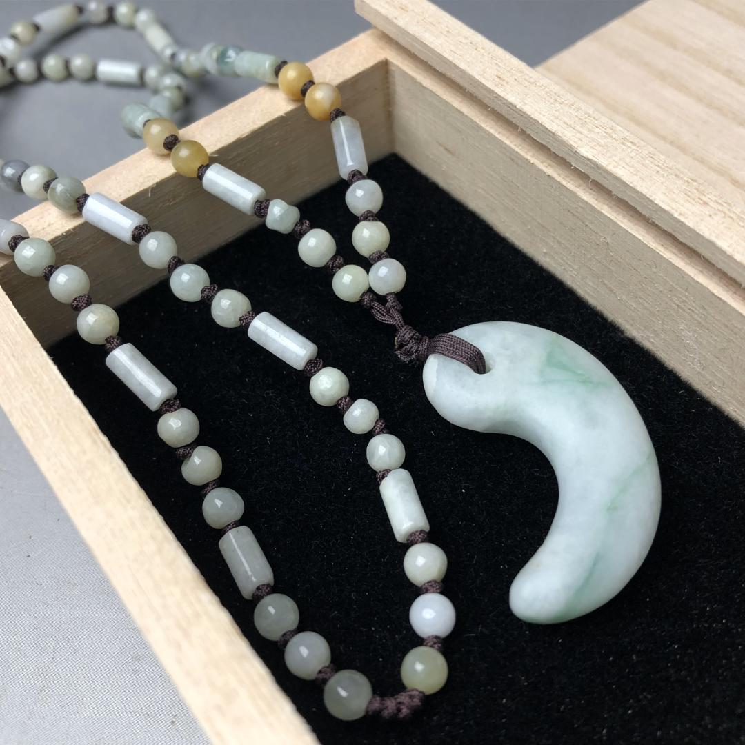 勾玉 翡翠　ヒスイ　糸魚川　翡翠　ペンダント　共箱