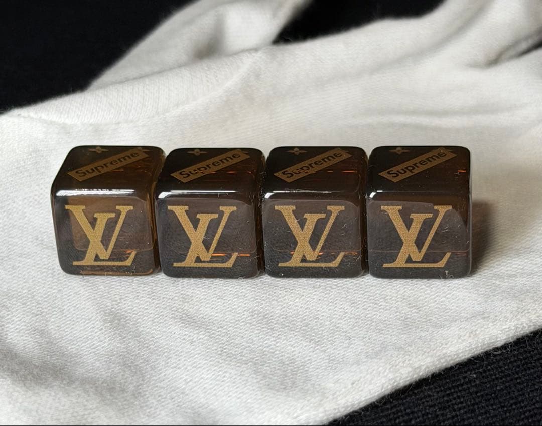 Louis Vuitton ✗ SUPREME コラボ ダイス キーホルダー