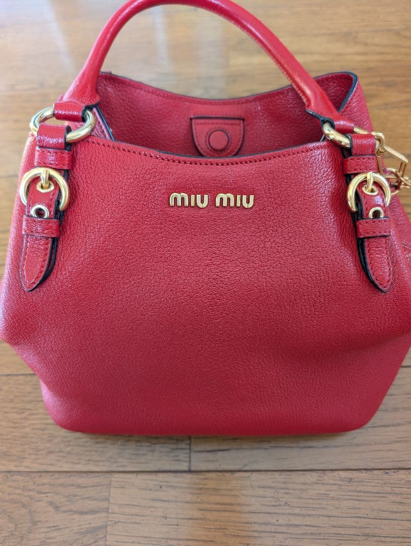 MIU MIU　ミューミュー　 赤 　レザー　ハンドバッグ