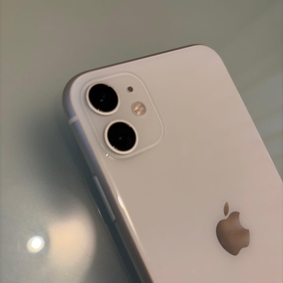 iPhone11 64G ホワイト　未使用イヤホン付