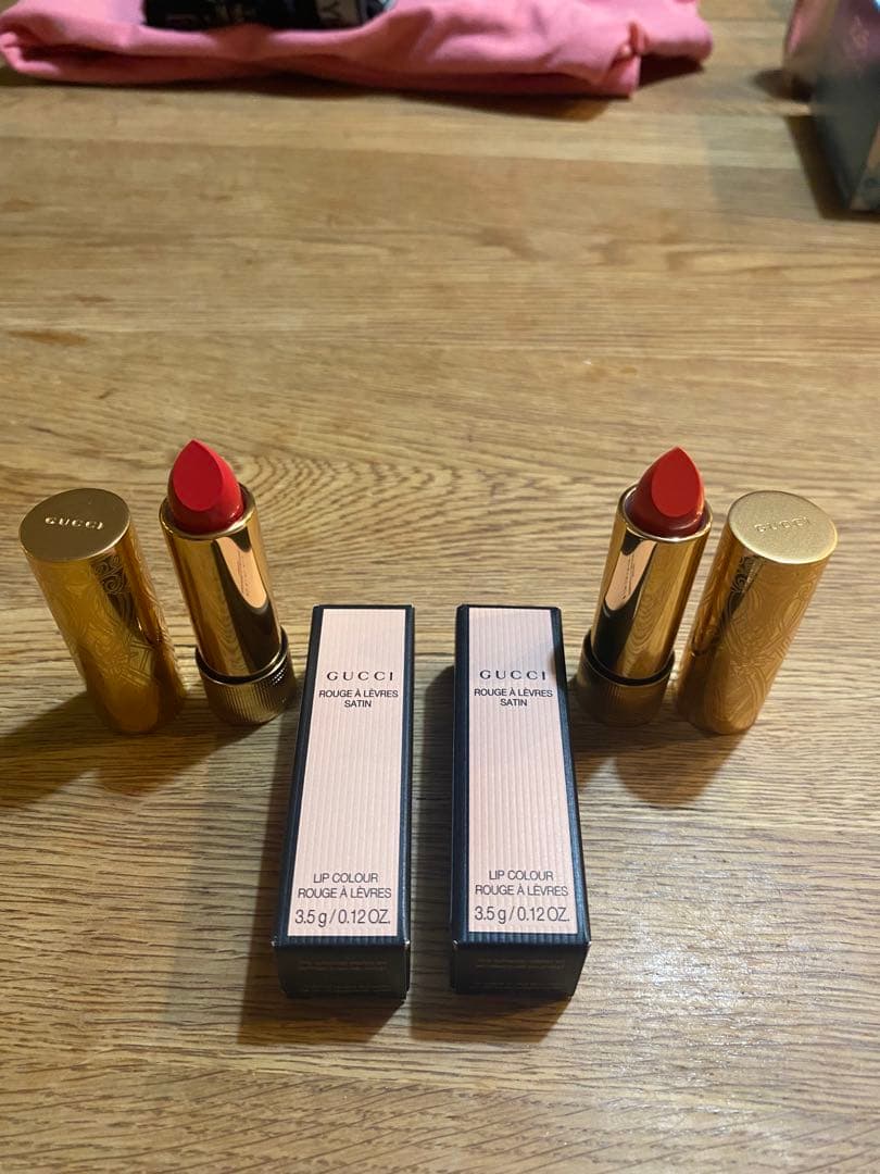 Gucciのルージュ2本、クッションファンデーション、フェイスパウダー4点セット