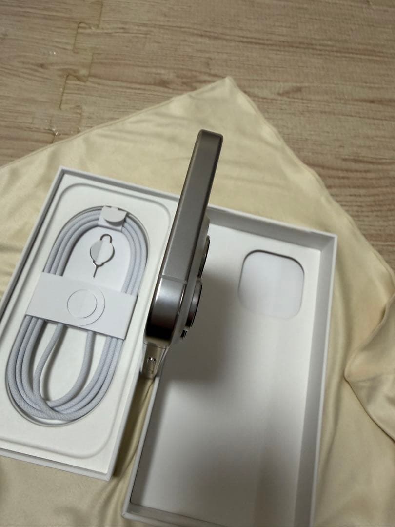 綺麗　iPhone 16Pro 256GB ホワイトバッテリー99%SIMフリー