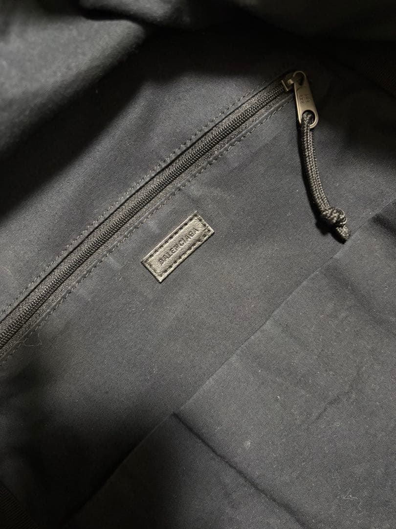 【美品】 バレンシアガ エクスプローラー グラデーション刺繍ロゴ ブラック