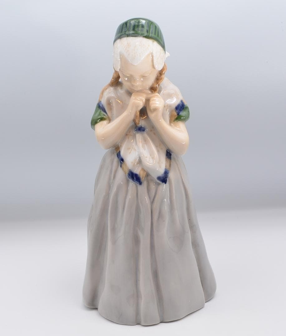 ボーンホルム島の少女　＃1323　★ロイヤルコペンハーゲン　デンマーク　絶版