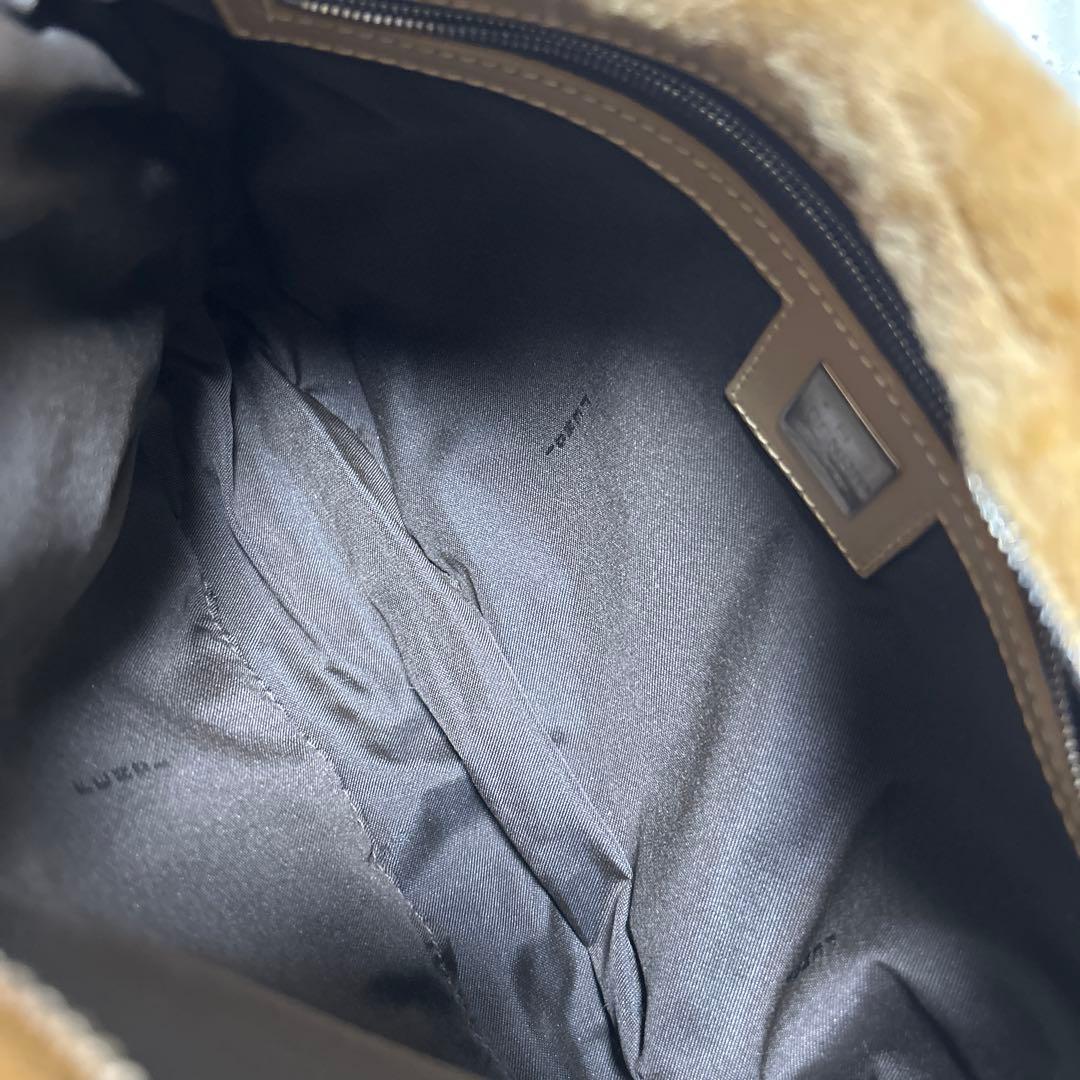 FENDI ベージュファーショルダーバッグ