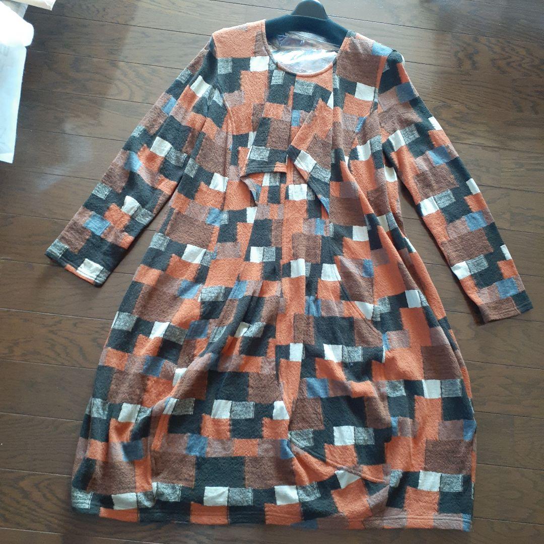 センソユニコ　オレンジ・黒・白のパターン長袖ワンピース