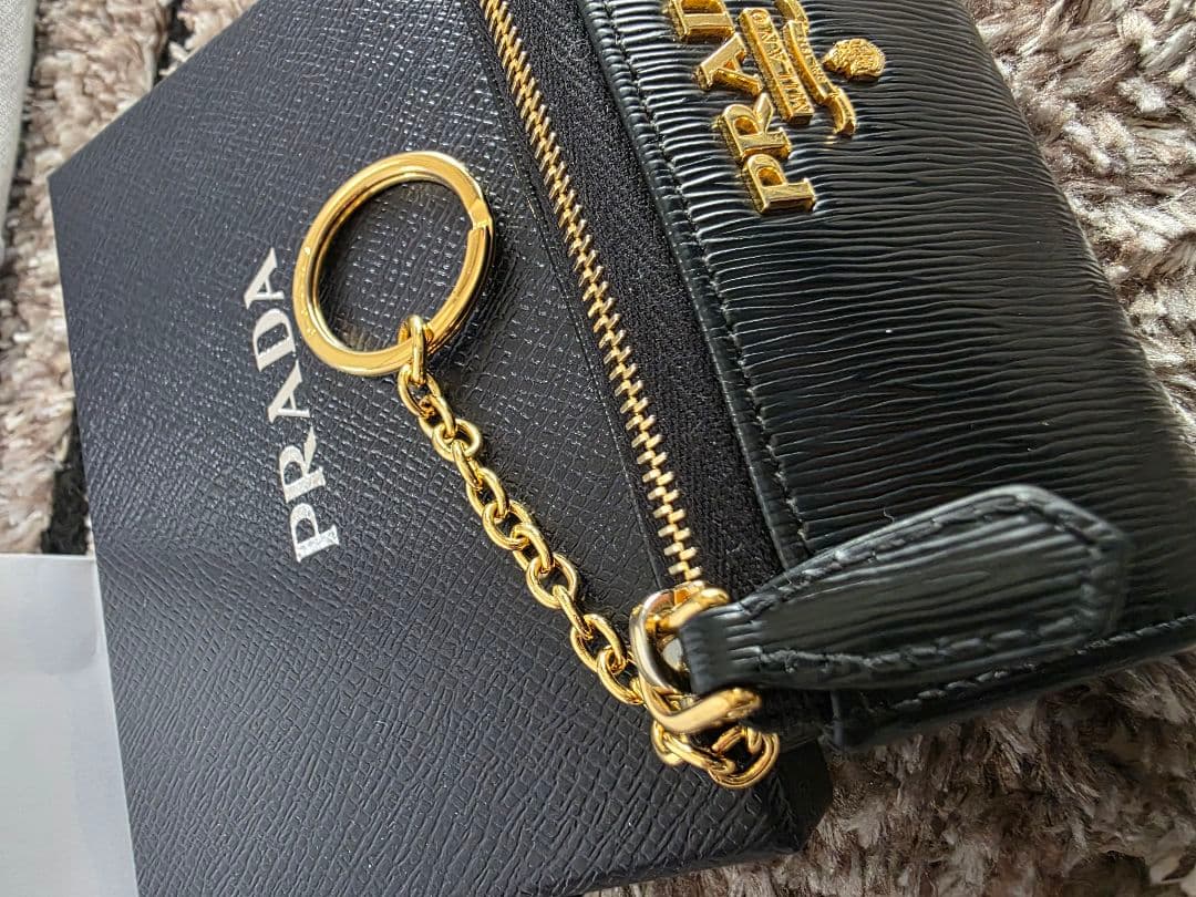 美品プラダ　ヴィッテロムーブ　キーリング　ケースロゴ金具