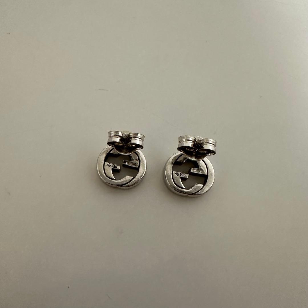 【片方購入歓迎】GUCCI シルバー スタッドピアス ロゴ入り