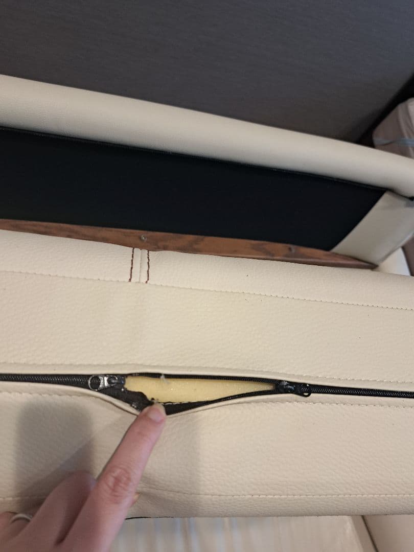 オフホワイトソファ モダンデザイン