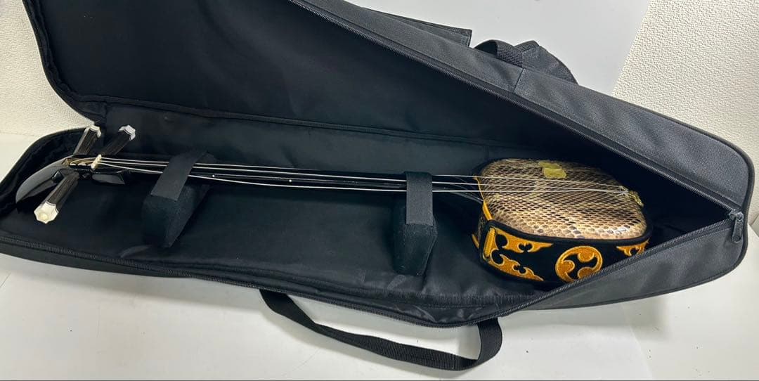 ① 沖縄三線 本蛇革 ケース付き 初心者 入門 蛇皮 本革