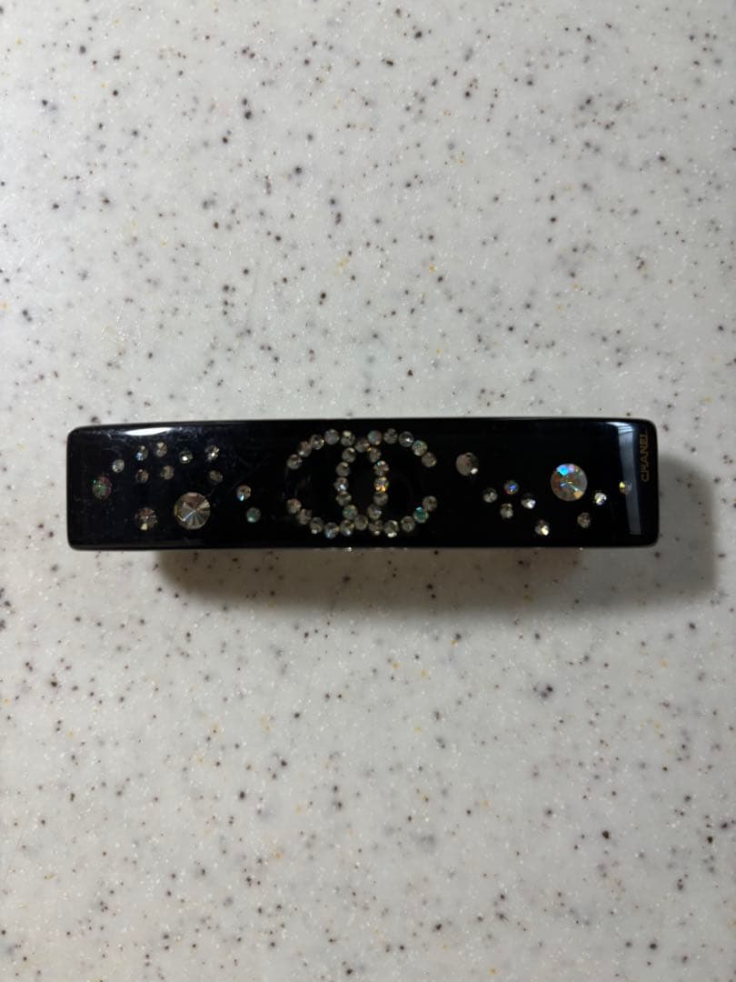 CHANEL ブラック ヘアクリップ ストーン付き