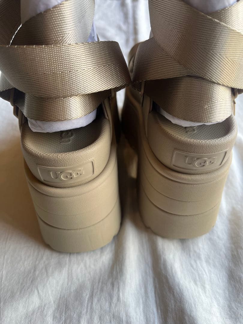 UGG 厚底サンダル　GOLDENRISE