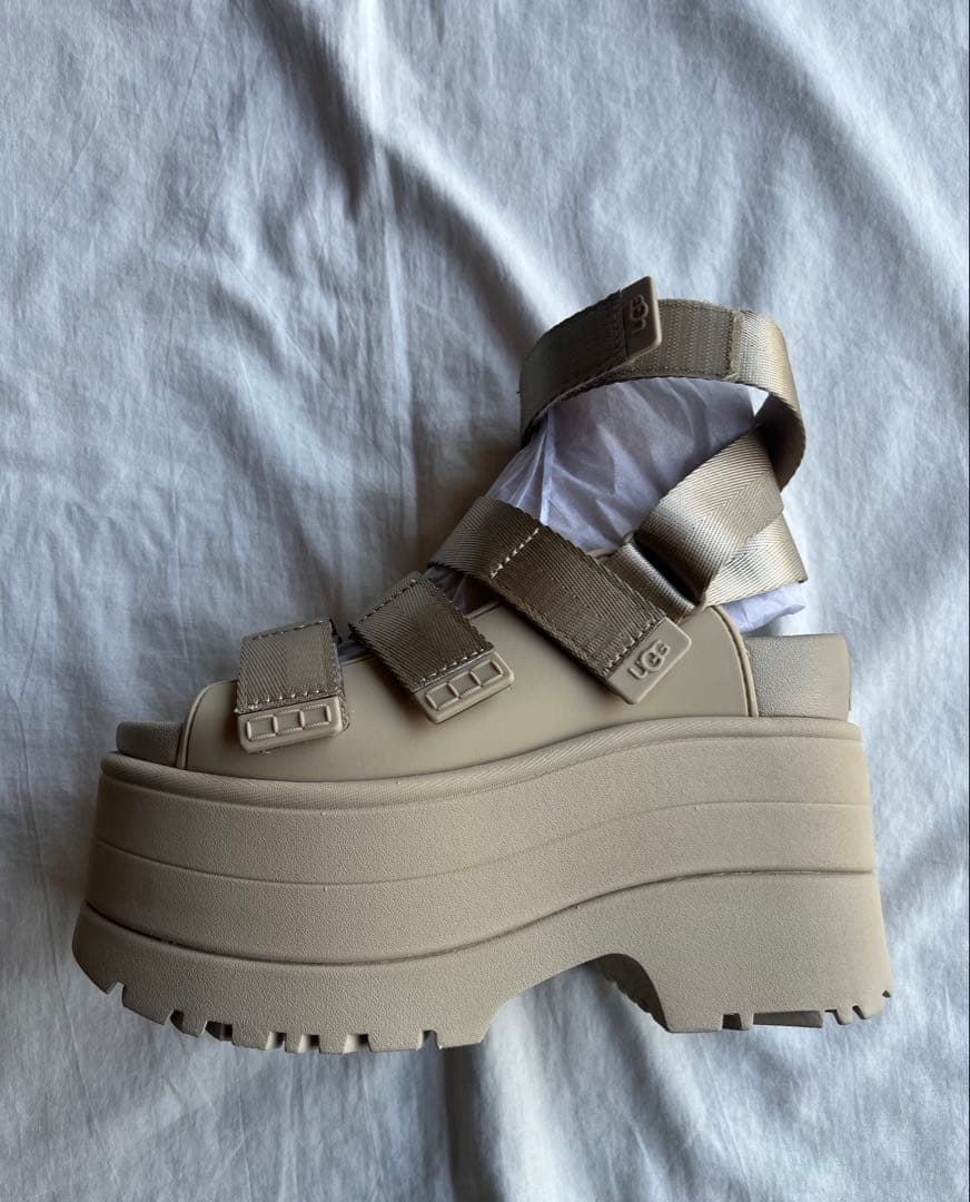 UGG 厚底サンダル　GOLDENRISE