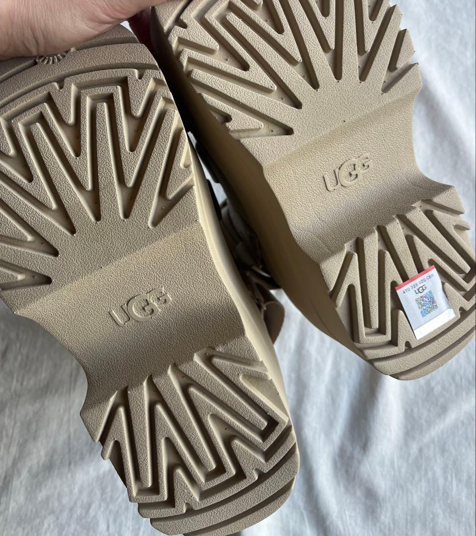 UGG 厚底サンダル　GOLDENRISE