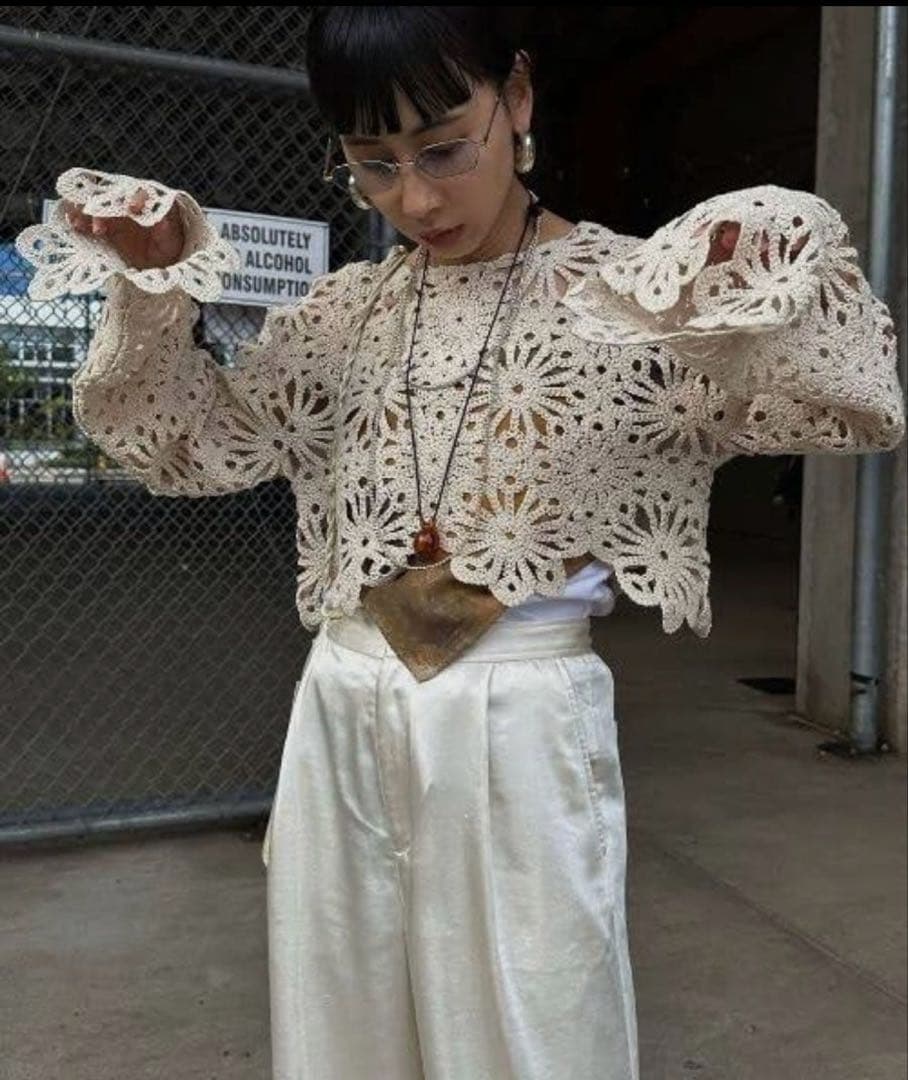 トップス AMERI MEDI FLOWER SAINT LACE TOP