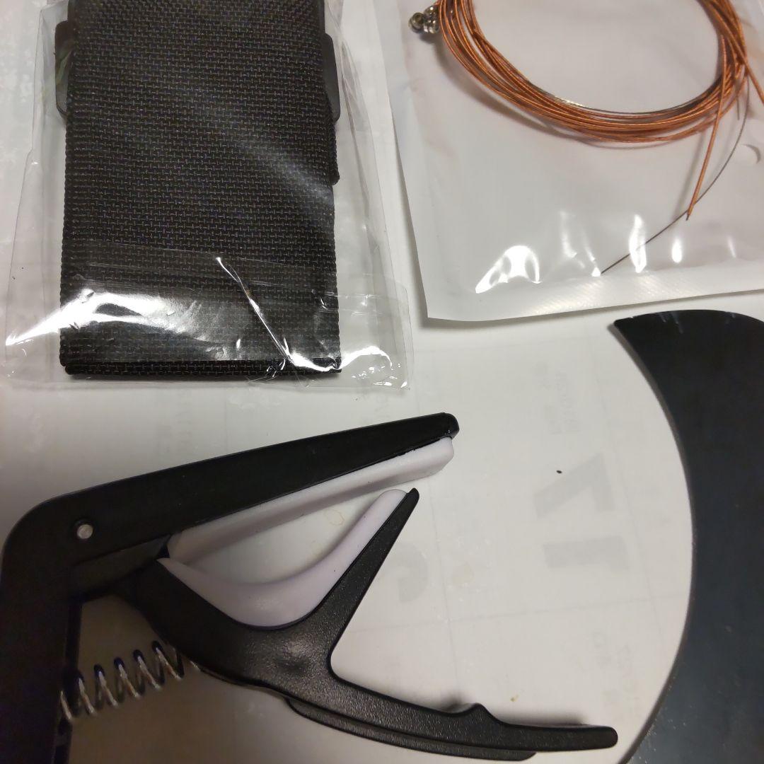 新品！ホワイトカッタウェイアコースティックギター、ソフトケース、付属品付