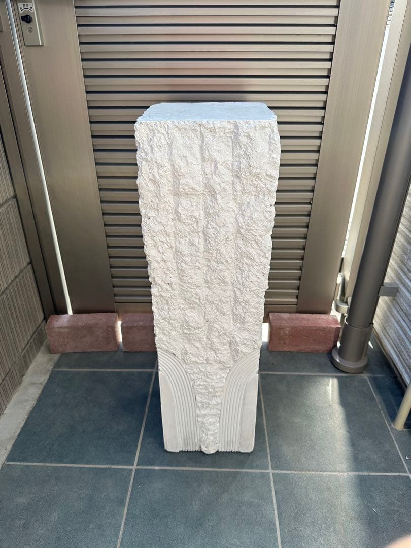 石のサイドテーブル