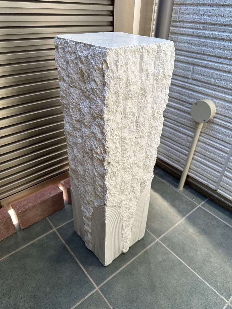 石のサイドテーブル