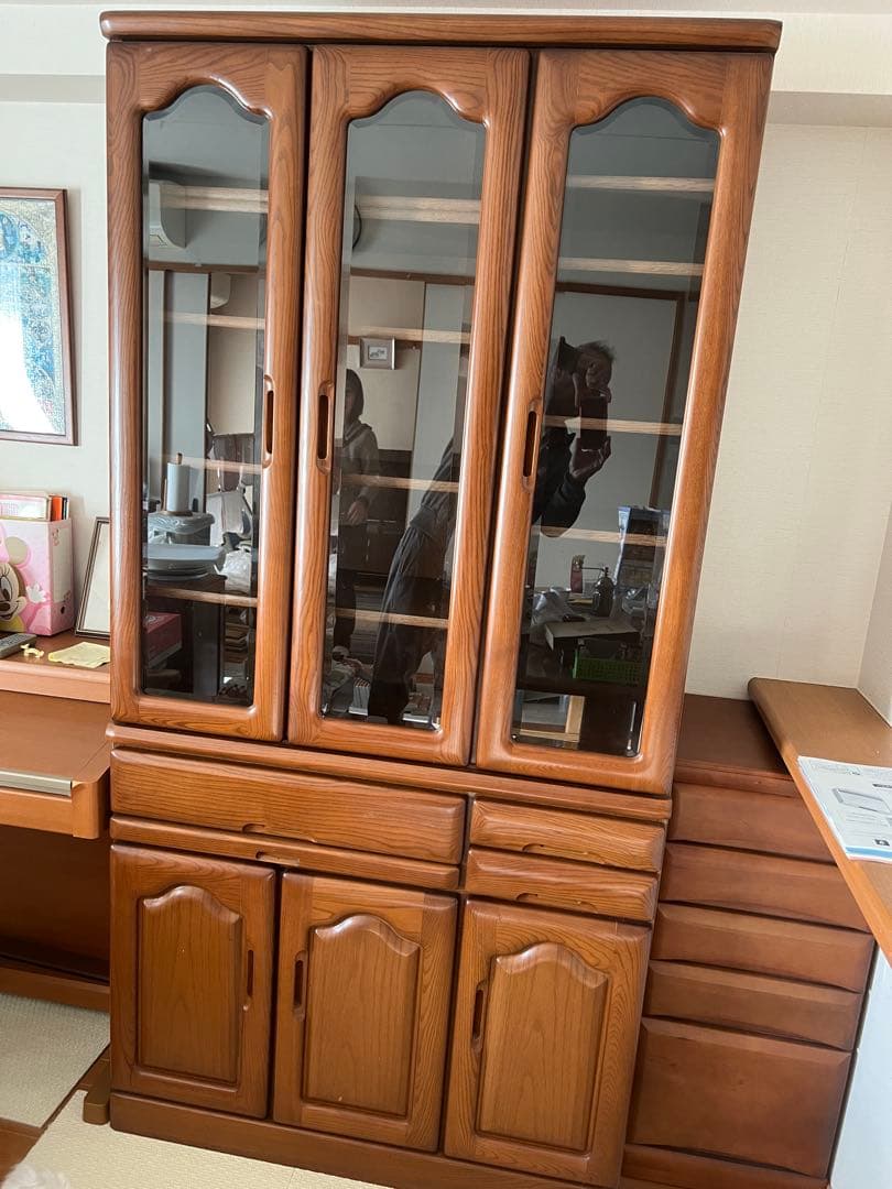 ブラウン木製食器棚 ガラス扉付き
