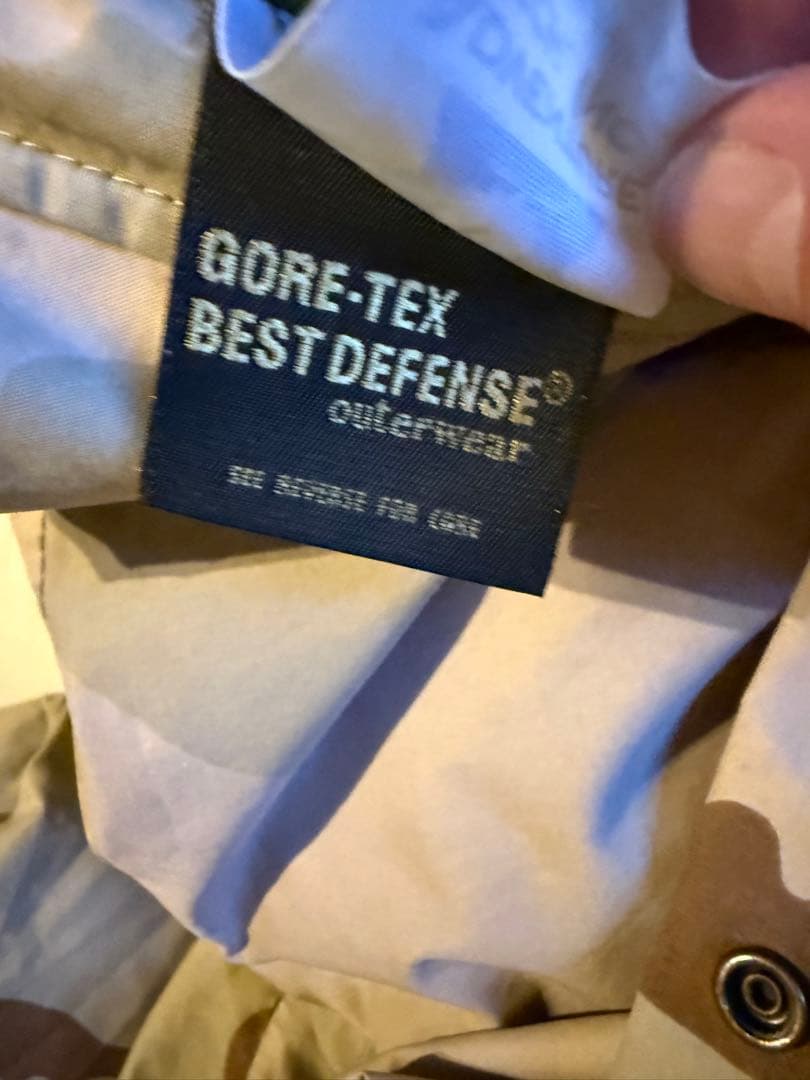 ゴアテックス　カモフラージュ リバーシブルジャケット 内ポケットに収納されます。