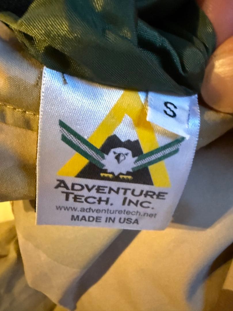 ゴアテックス　カモフラージュ リバーシブルジャケット 内ポケットに収納されます。