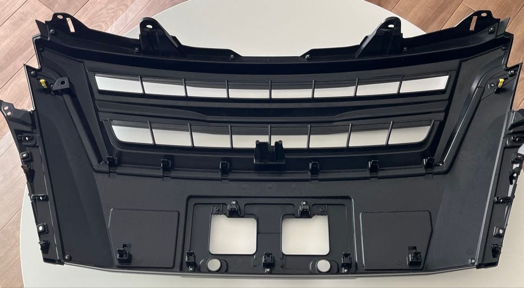 エスクァイア後期　TRD フロントグリル　ソナー穴なし　美品