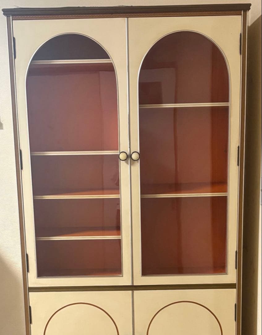 昭和レトロポップ　食器棚 アーチ型ガラス扉　オレンジ