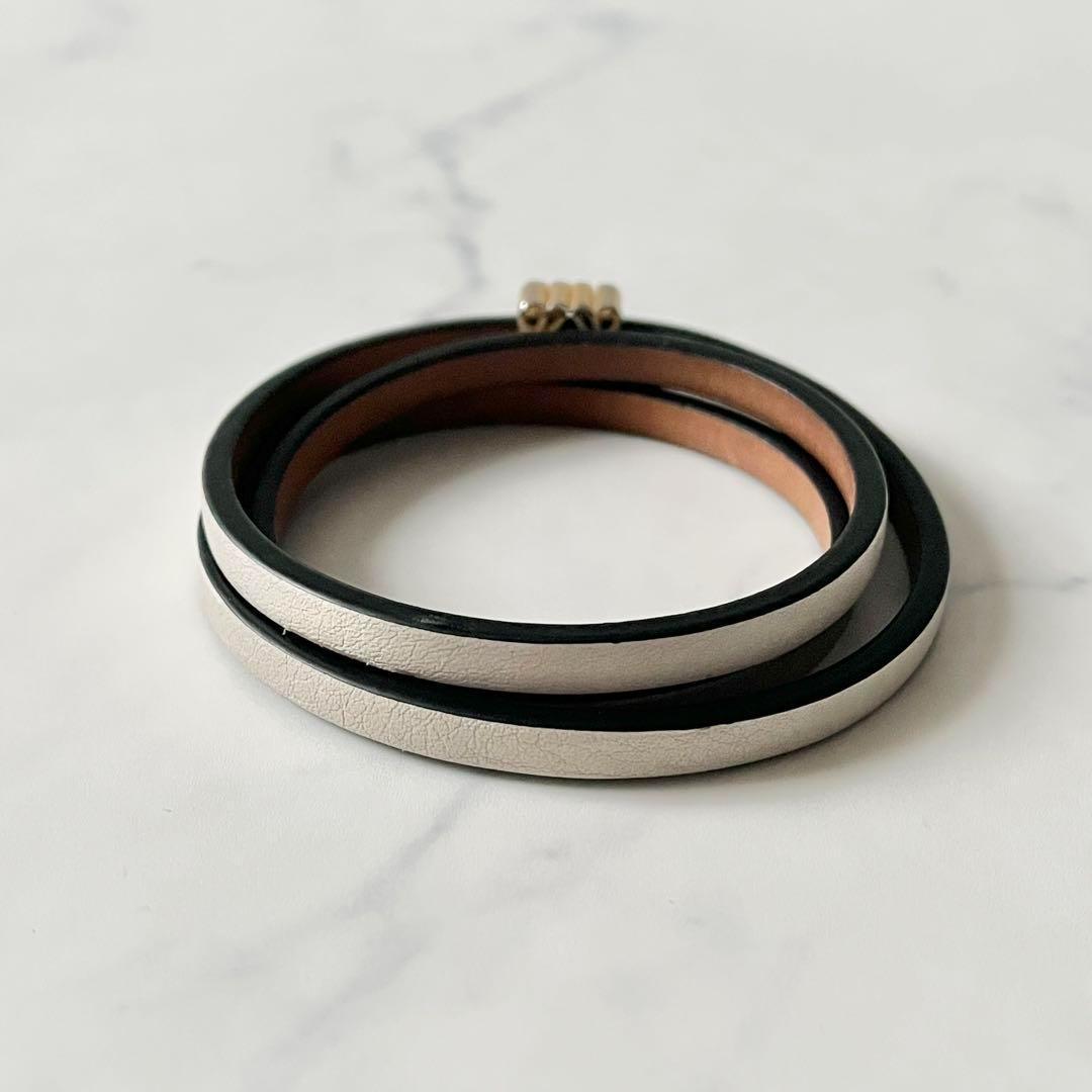 ロエベ アナグラム ツイストバングル カーフ ブレスレット レザー ホワイト