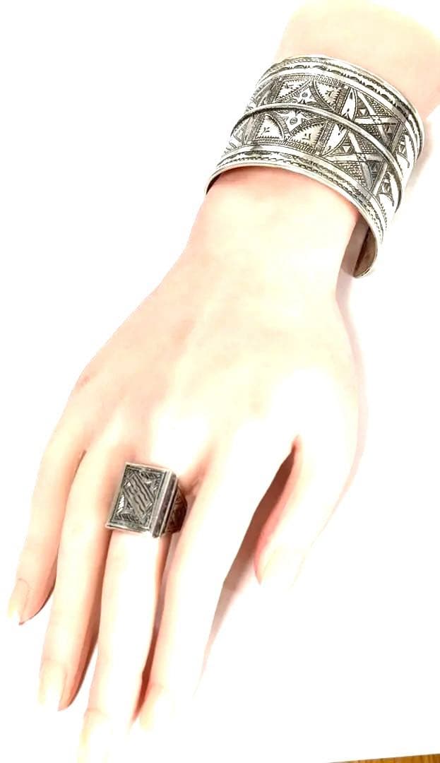 トゥアレグ族　ハンドメイド　シルバーバングル