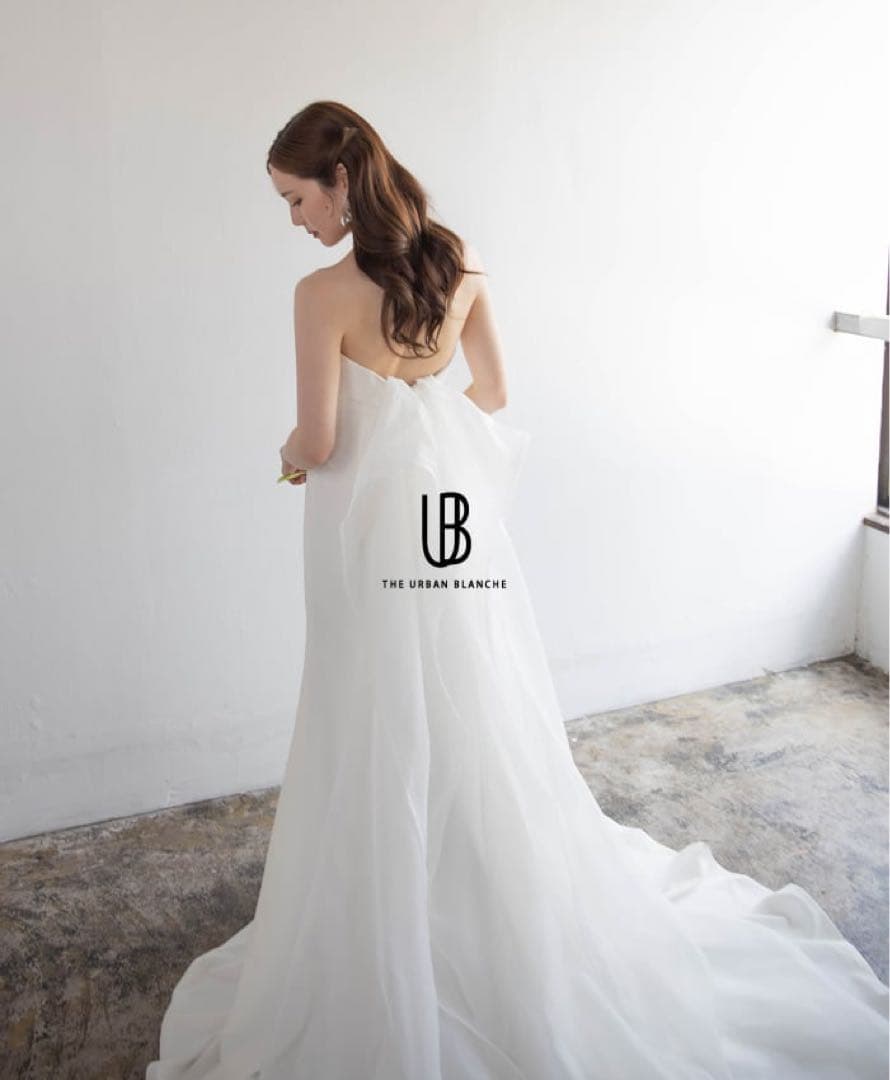 ホワイトワンショルダーウェディングドレス