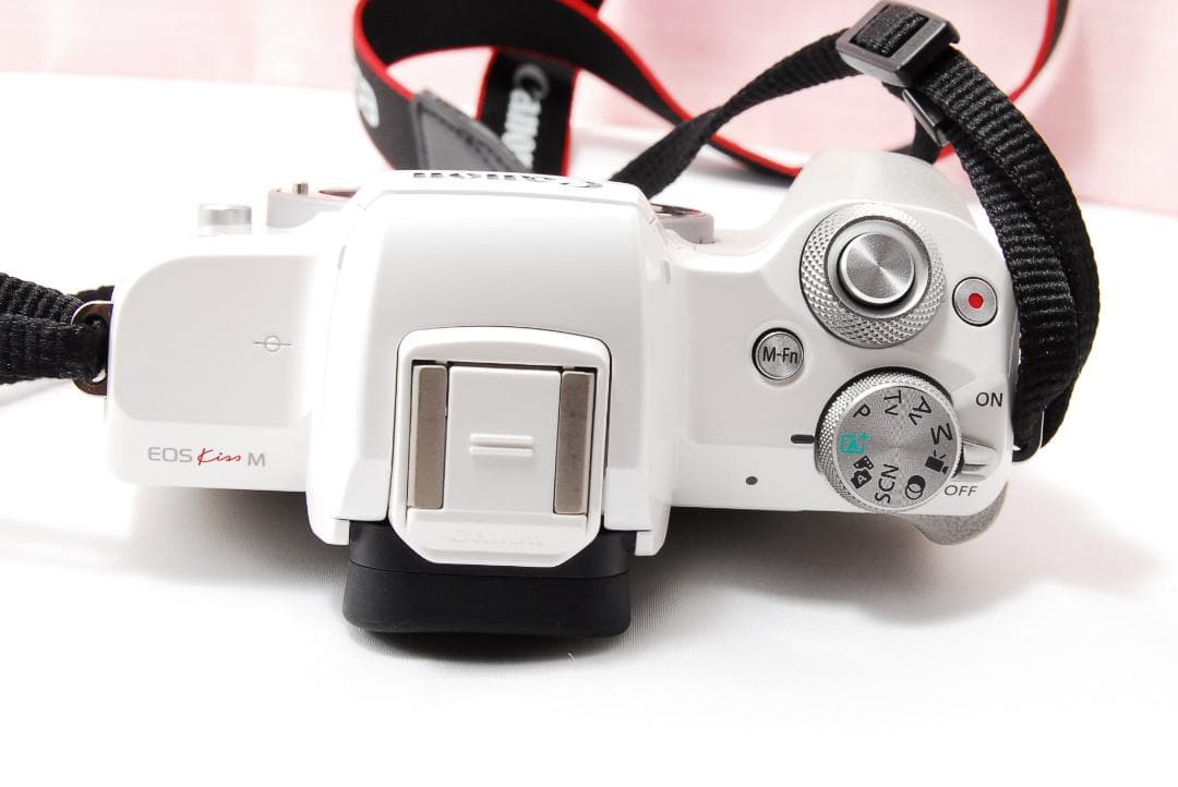 〓ミラーレス一眼レフ〓キヤノン EOS kiss M＋EF-M 15-45mm