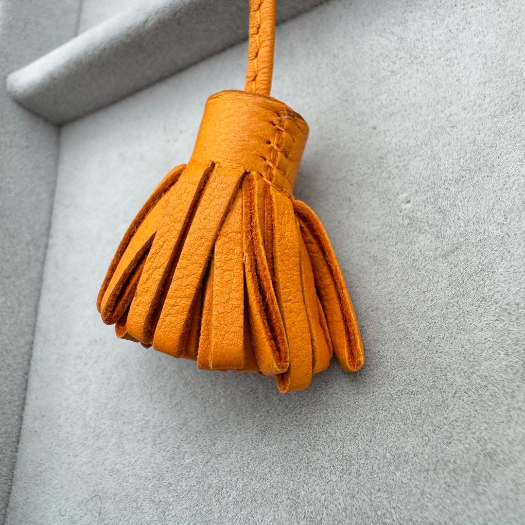 【定番】HERMES カルメンチータ　チャーム　フリンジ　しおり　オレンジ