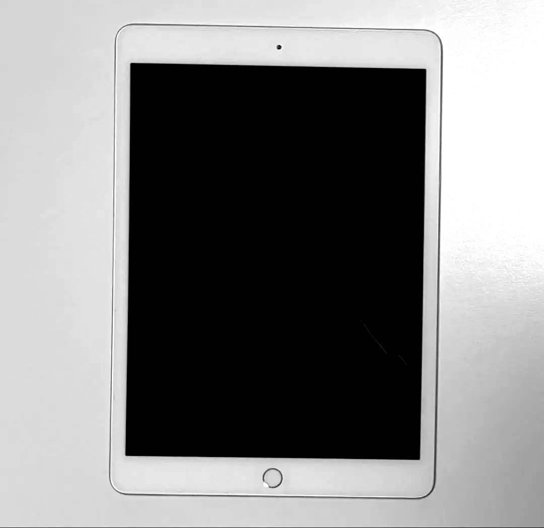 iPad 第7世代 128GB シルバー 本体 + 純正キーボードカバー付き