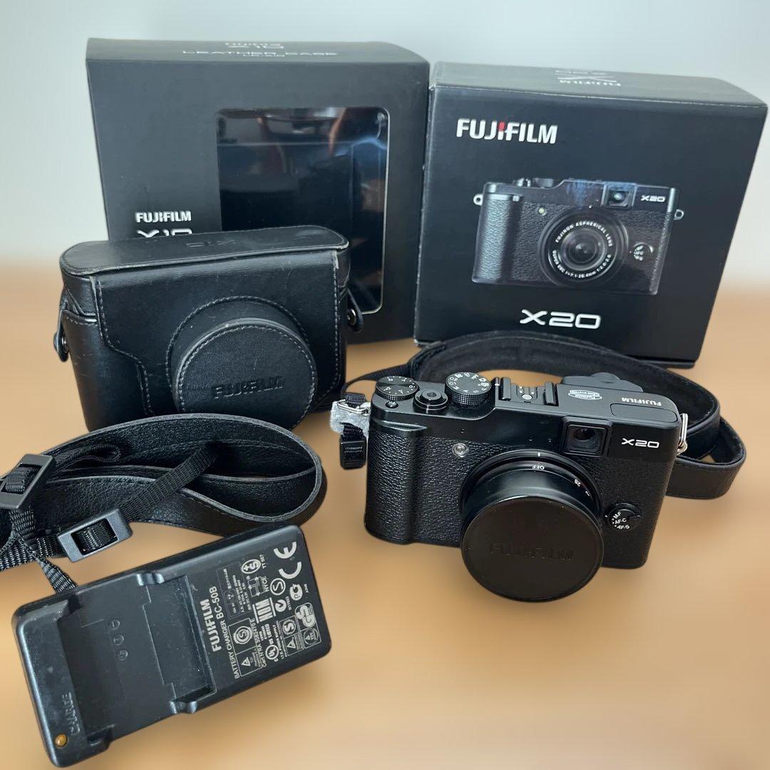 FUJIFILM X20 ブラック 本体と付属品