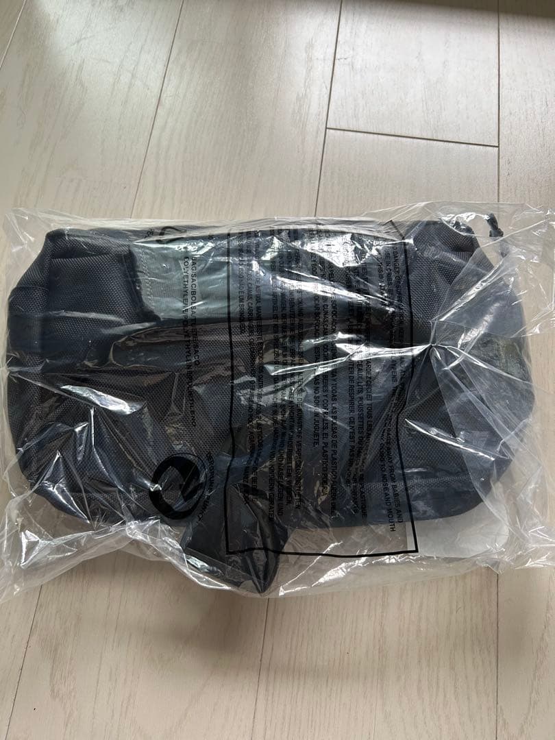 マリークワント ニューエラ　ボディバッグ　スクエア ボディバッグ