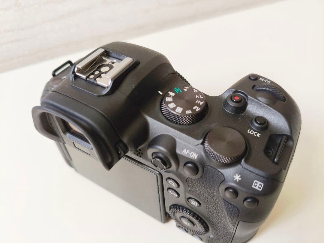 【極美品】キヤノン EOS R6ボディ カバー付 11,000シャッター以下