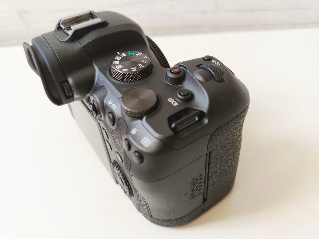 【極美品】キヤノン EOS R6ボディ カバー付 11,000シャッター以下