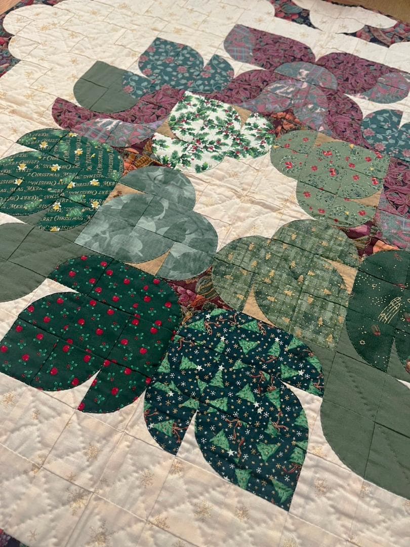 【めるも】クリスマス パッチワークキルト タペストリー（リバティ生地使用）