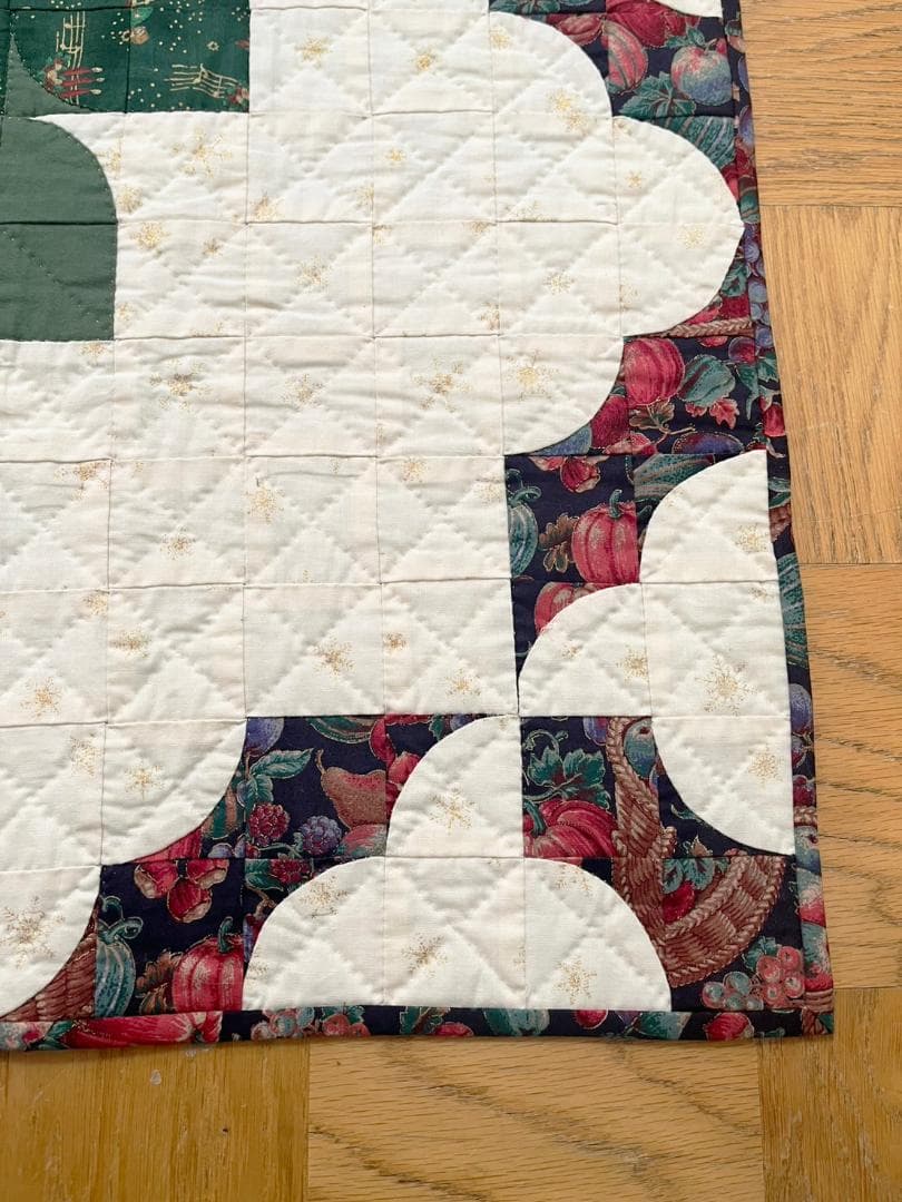 【めるも】クリスマス パッチワークキルト タペストリー（リバティ生地使用）