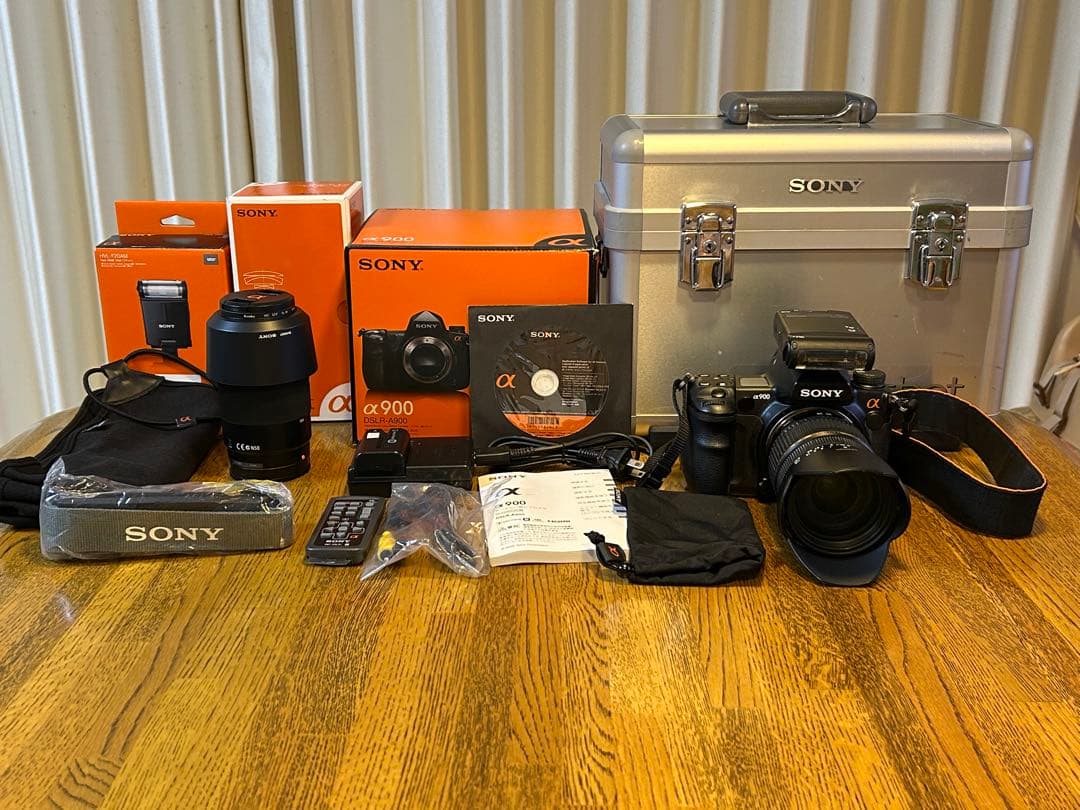 超美品SONY α900 デジタルカメラセット充実の付属品。純正アルミケース付き