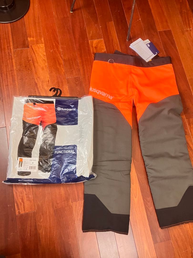 新品　ハスクバーナ　チャップスタイプ　チェーンソーパンツ　防護用品　おまけ付き