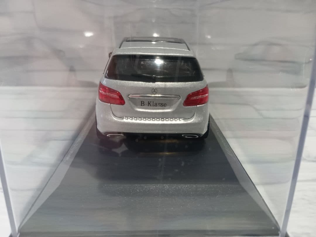 オノマトペ　1/43ベンツ　ディーラーミニカー　Bクラス AMG　シルバー