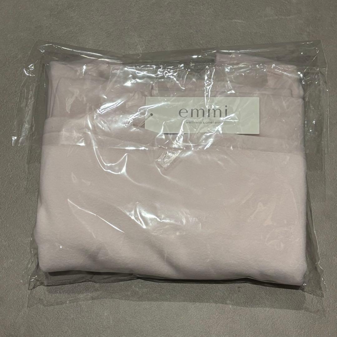 週末限定価格 完売商品【新品タグ付き】emmi エミ 起毛カットプルオーバー