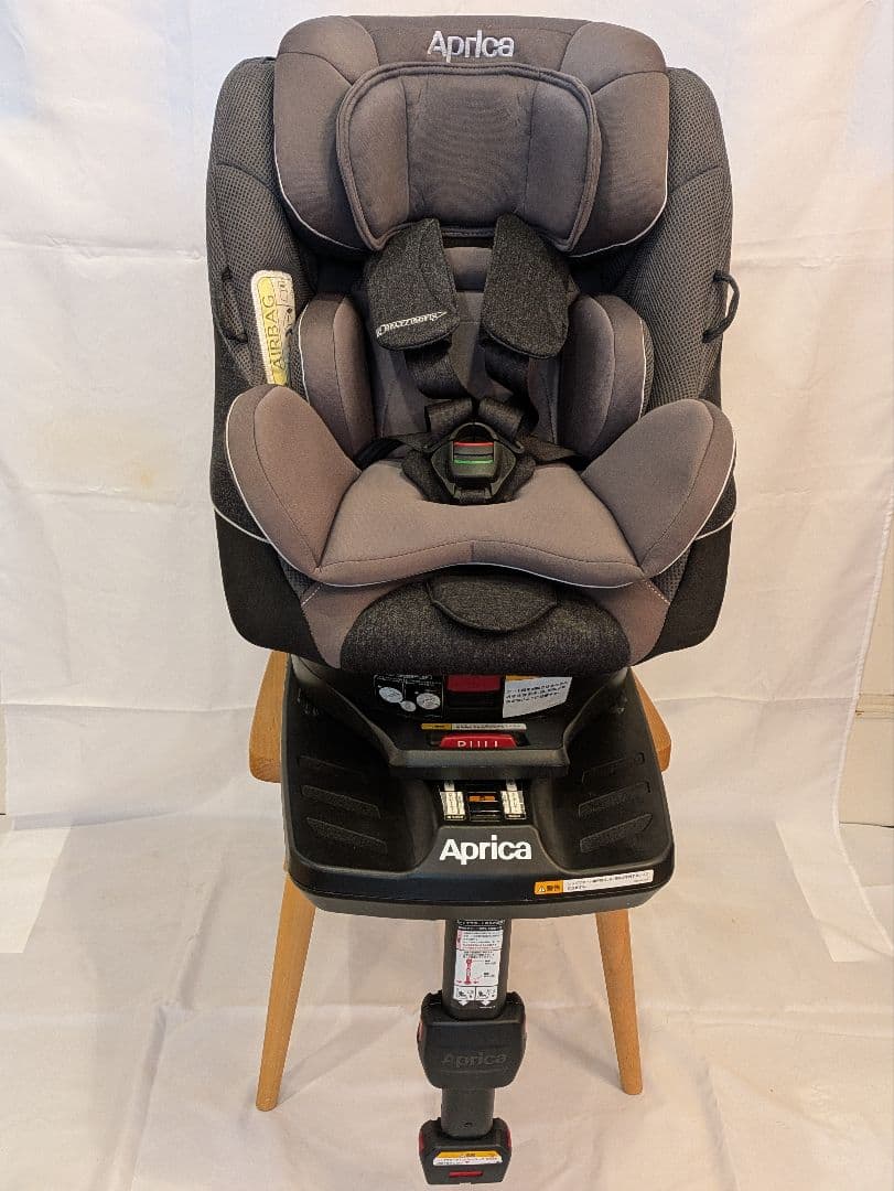 アップリカ　クルリラプレミアムチャイルドシート　革、布シート保護マット市販品付