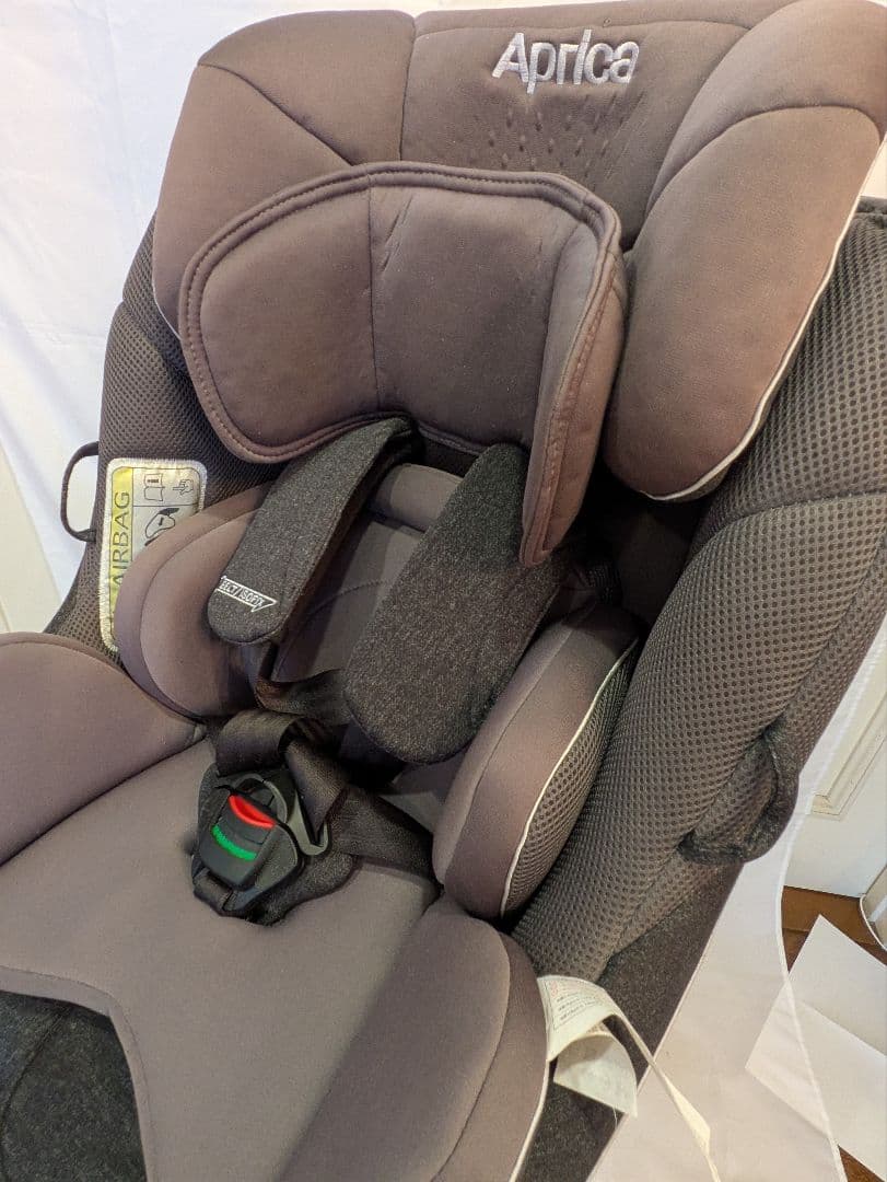 アップリカ　クルリラプレミアムチャイルドシート　革、布シート保護マット市販品付