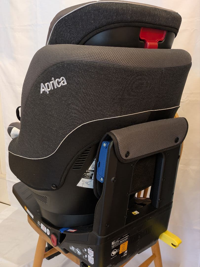 アップリカ　クルリラプレミアムチャイルドシート　革、布シート保護マット市販品付