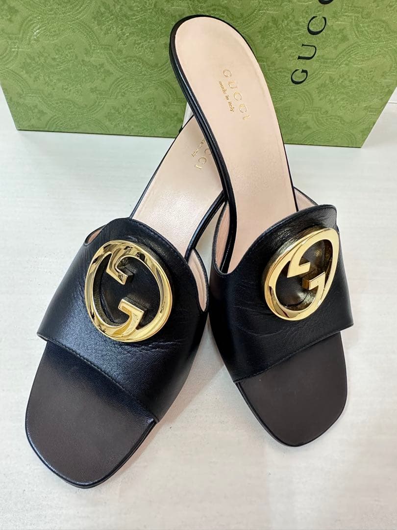 GUCCI (グッチ) GG ロゴ ブロンディ レザーサンダル 723391