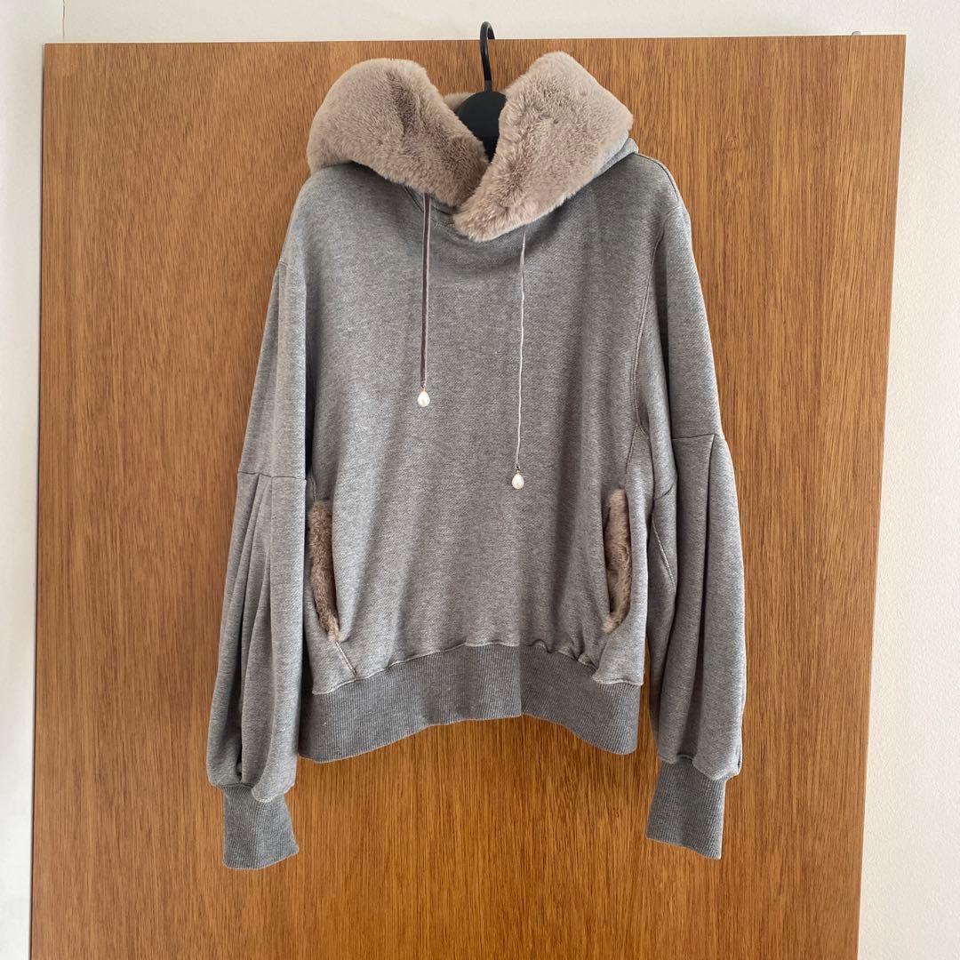 MUVEIL ファー付きグレー パーカー