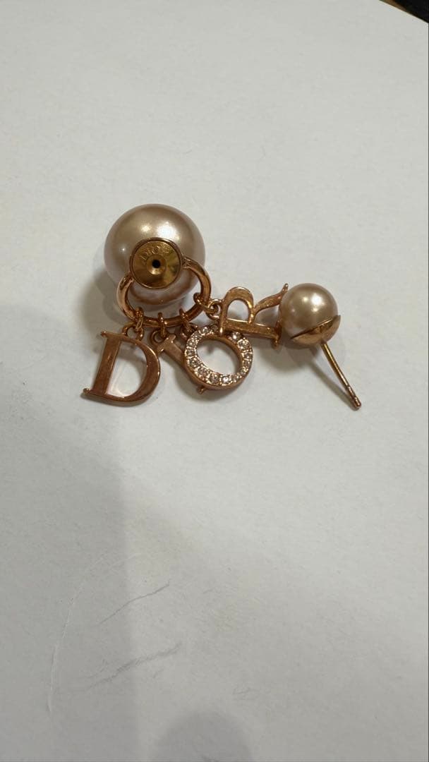 Dior パール ロゴ ピアス(片耳用)