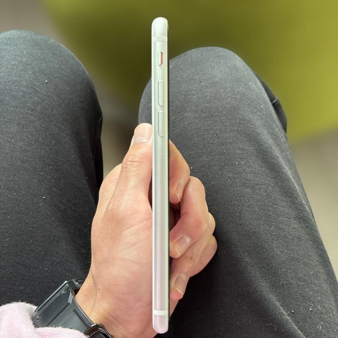 iPhoneSE 2 第二世代 64GB 本体 ホワイト 充電コード付き